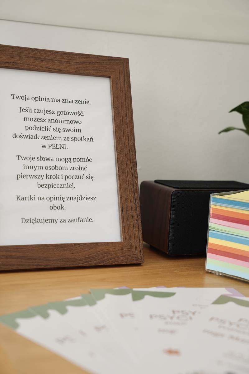 Tablica z anonimowymi opiniami pacjentów w recepcji Pracowni PEŁNIA