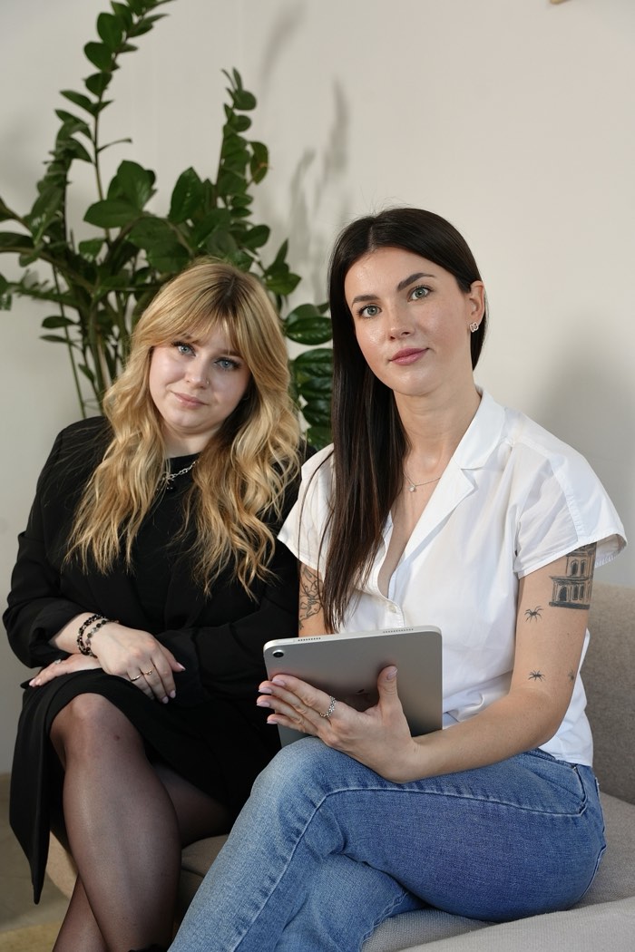 Marcelina Adamczyk i Karina Jarząbek – psycholożki z Pracowni Zdrowia Psychicznego PEŁNIA w Kielcach
